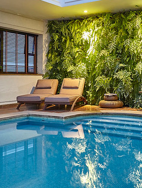 附室內泳池的飯店